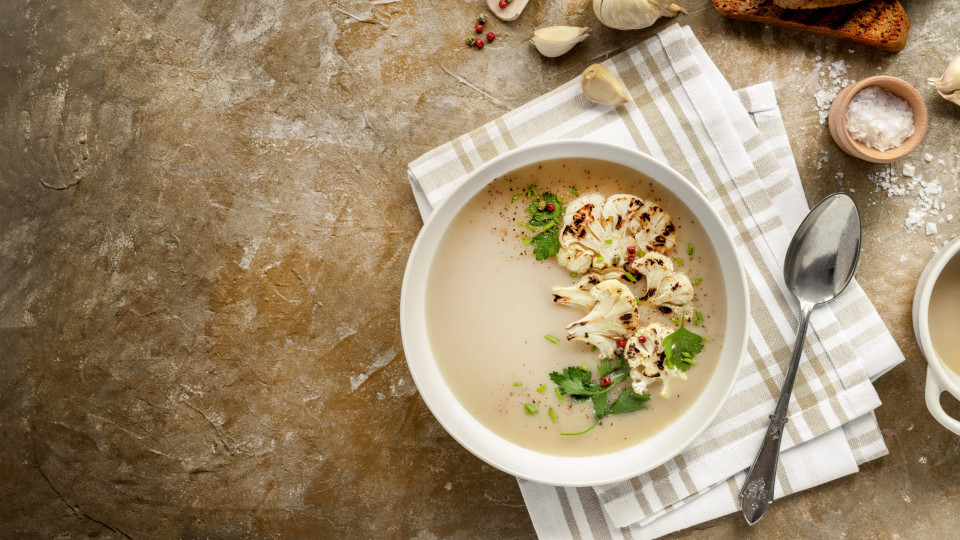Tome nota desta receita deliciosa de sopa de couve-flor e caril
