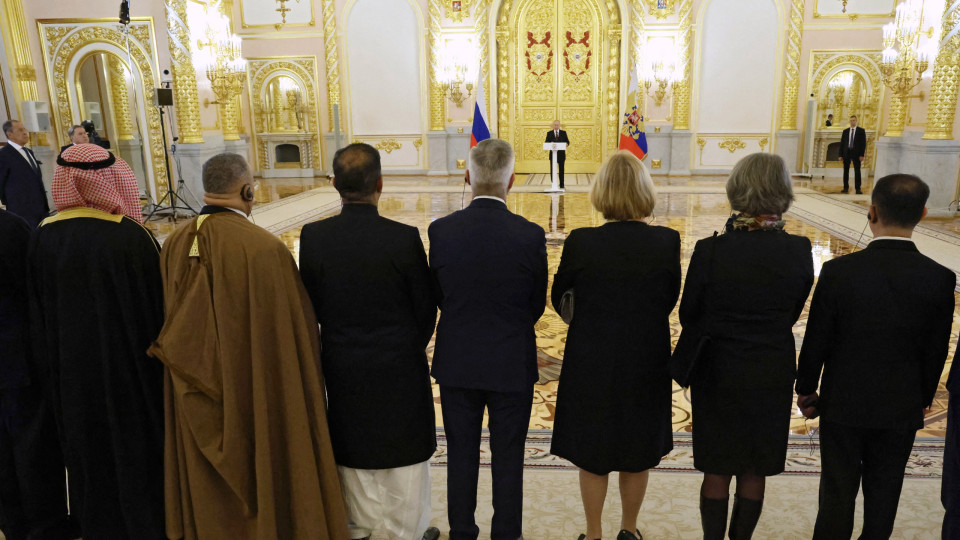 Putin alega "razões sanitárias" para manter distância em cerimónia
