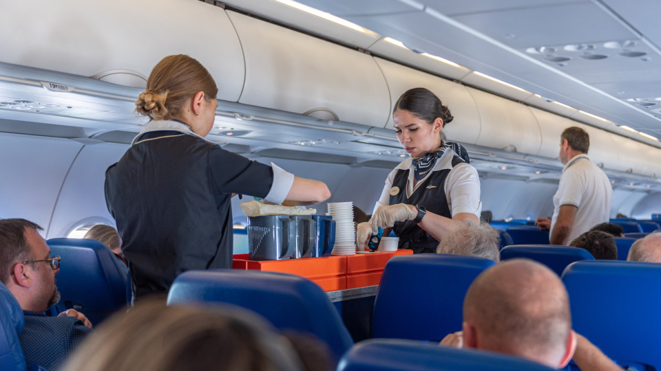 Assistente de bordo revela o motivo pelo qual deve evitar café no avião