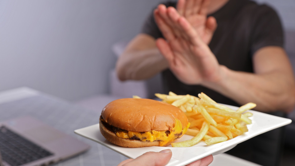 Quem tem o colesterol alto deve deixar de lado estes nove alimentos
