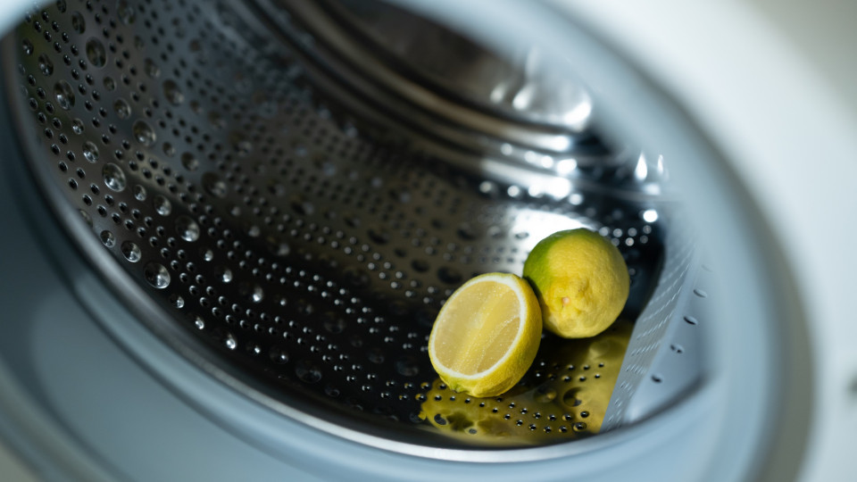 Coloque um limão dentro da máquina de lavar roupa. Resolve problema comum