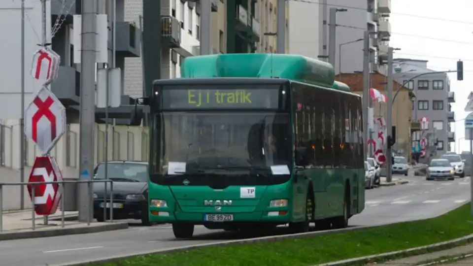 Autocarros da UNIR no Porto exibem mensagens em sueco