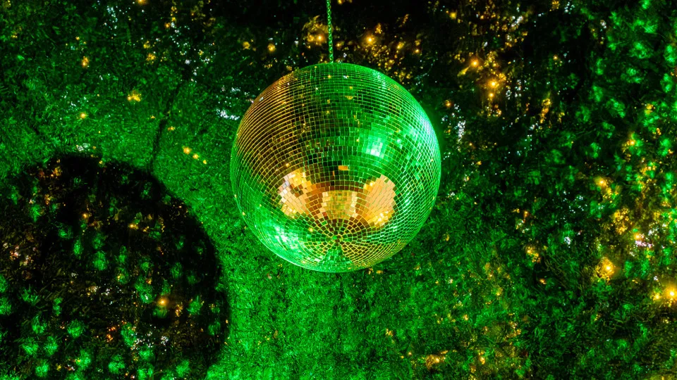 Esta árvore de Natal 'esconde' uma pista de dança e um labirinto