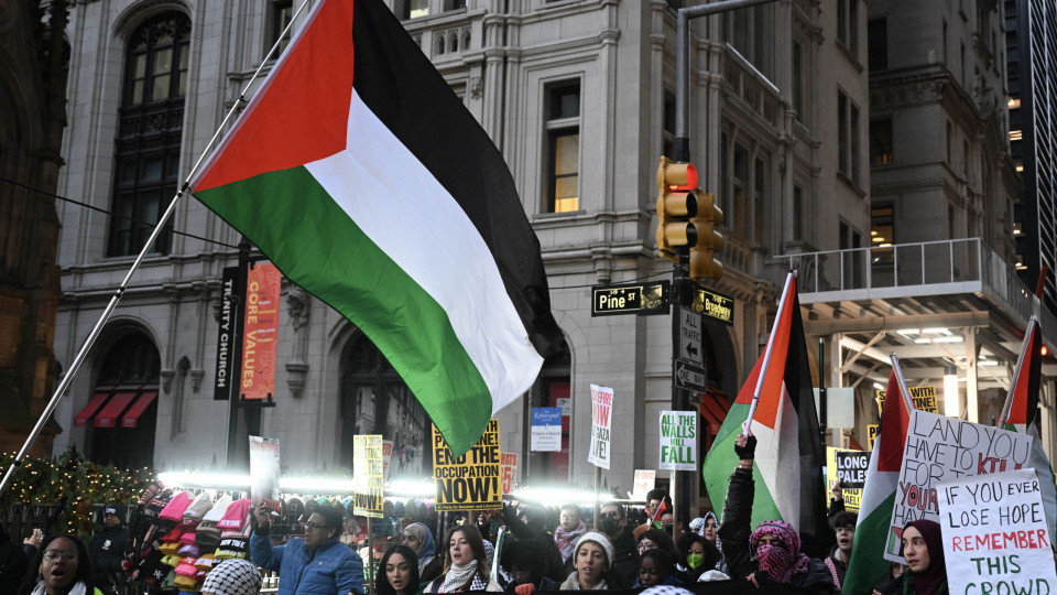 Manifestantes pró-palestina em Nova Iorque indignados com veto dos EUA