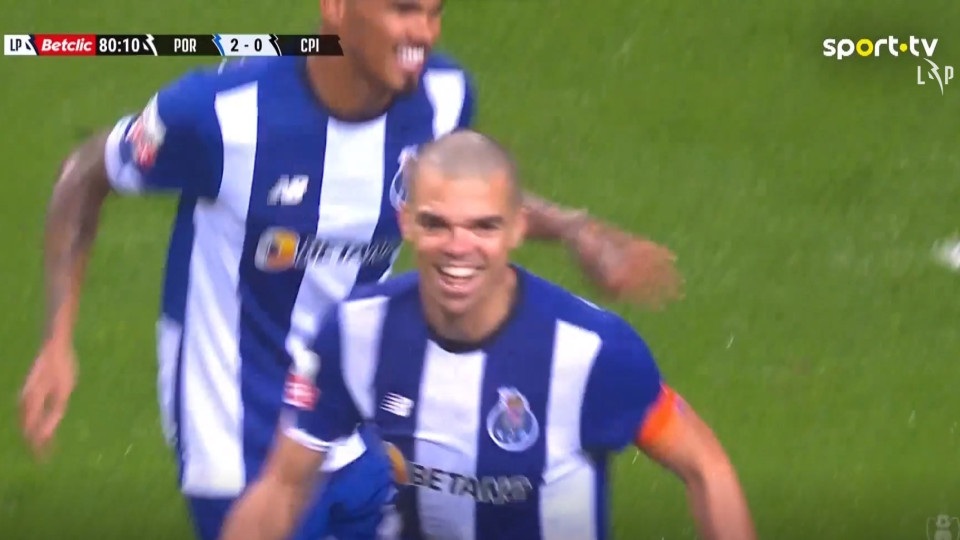Pepe trocou defesa pelo ataque e marcou golo à ponta de lança