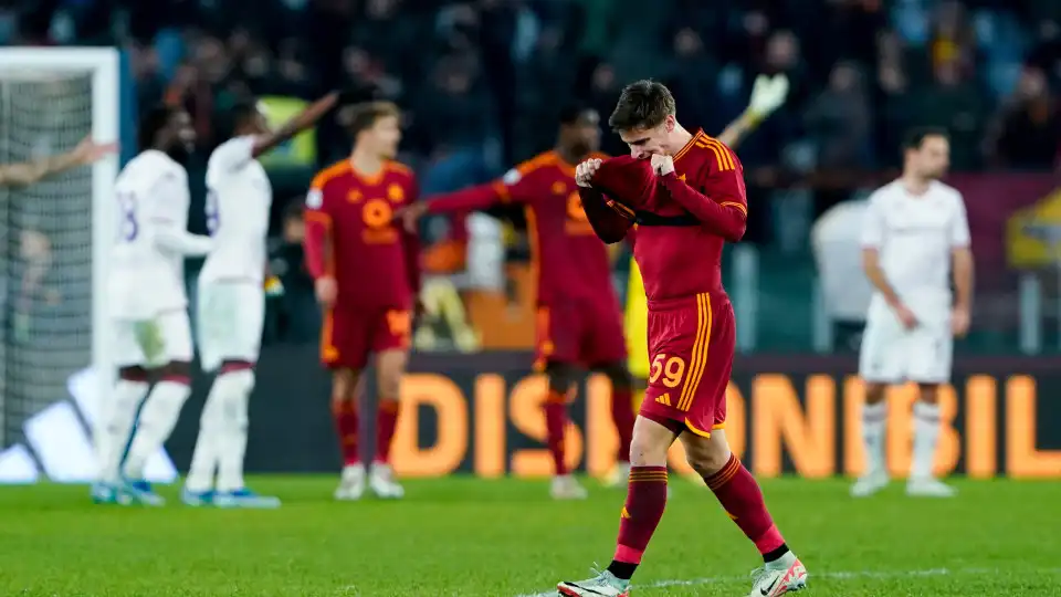 Proscrito da AS Roma encostado à parede: "Se renovar contrato, volta"