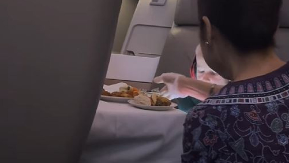 Assistente de bordo dá de comer a criança durante voo. Internautas reagem