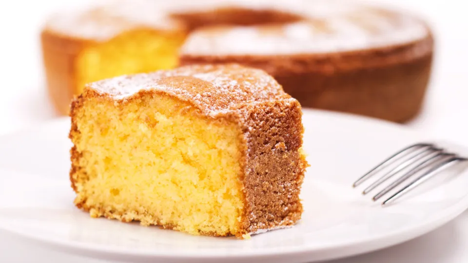 Receita. Este bolo de iogurte e fruta da época é tudo o que queríamos