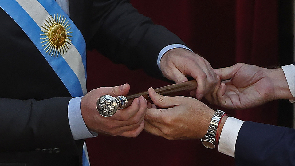Novo presidente da Argentina gravou rosto dos cães no bastão presidencial