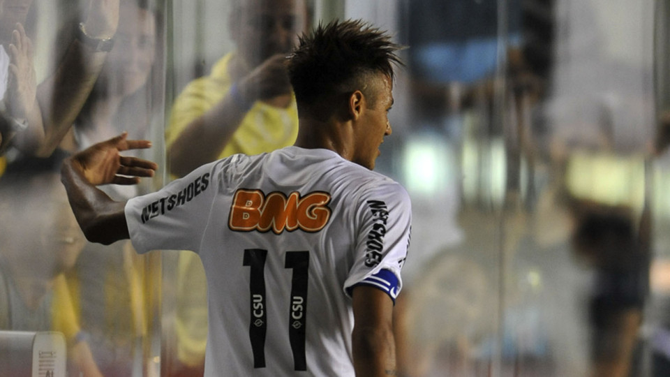 'À Pelé'. Neymar pede que o 'seu' número 11 seja retirado pelo Santos