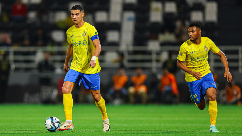 Ronaldo atinge marca redonda e Al Nassr goleia rumo às 'meias' da Taça