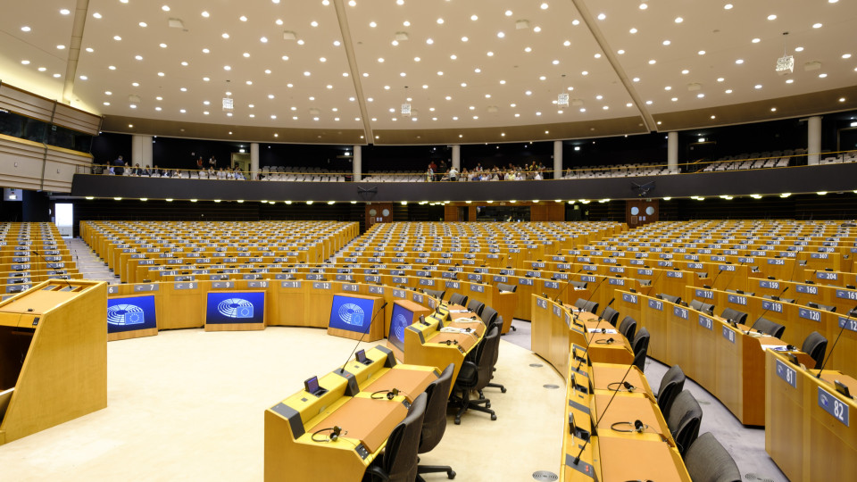 Parlamento Europeu dá 'luz verde' a "acordo histórico" sobre IA