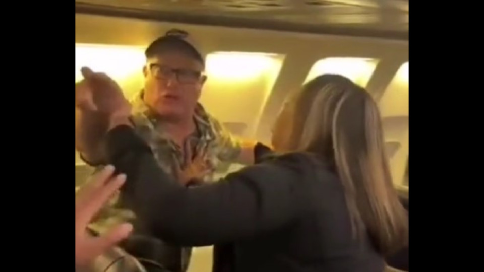 Passageiros cantam após homem com Alzheimer entrar em pânico em avião