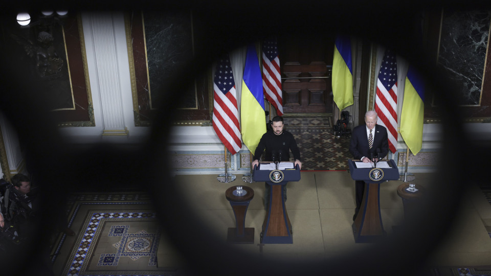 Ucrânia. Biden promete a Zelensky envio rápido de pacote de ajuda