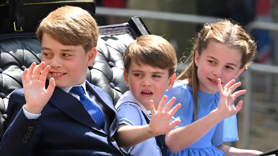 Em foto inédita, príncipes George, Charlotte e Louis desejam Feliz Natal