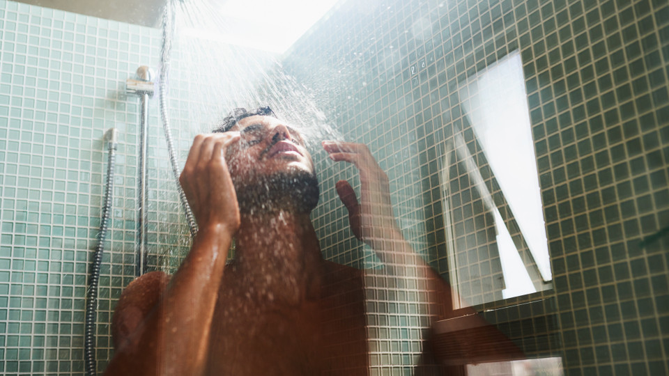É isto que lhe pode acontecer se fizer xixi no duche, segundo um médico