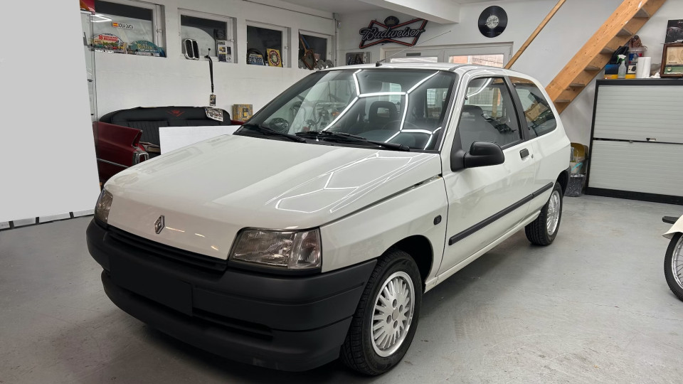 Renault Clio com 33 anos e apenas 909 km continua à procura de novo dono