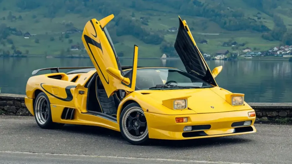 Só há dois Lamborghini Diablo SV Roadster no mundo e um está à venda
