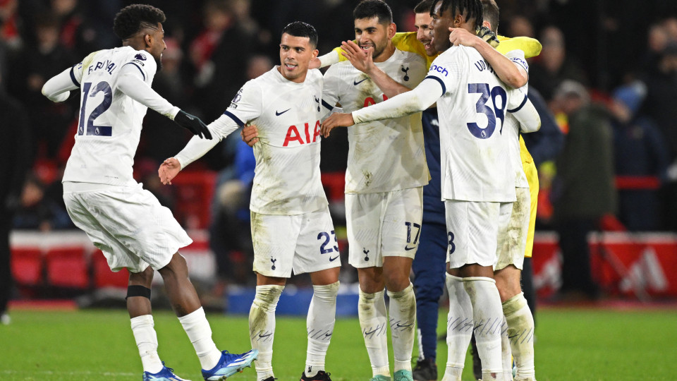 Tottenham vence com dez e é líder à condição antes do Arsenal-Man