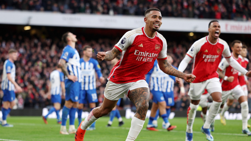 Arsenal e Aston Villa vencem e tiram Liverpool da liderança (à condição)