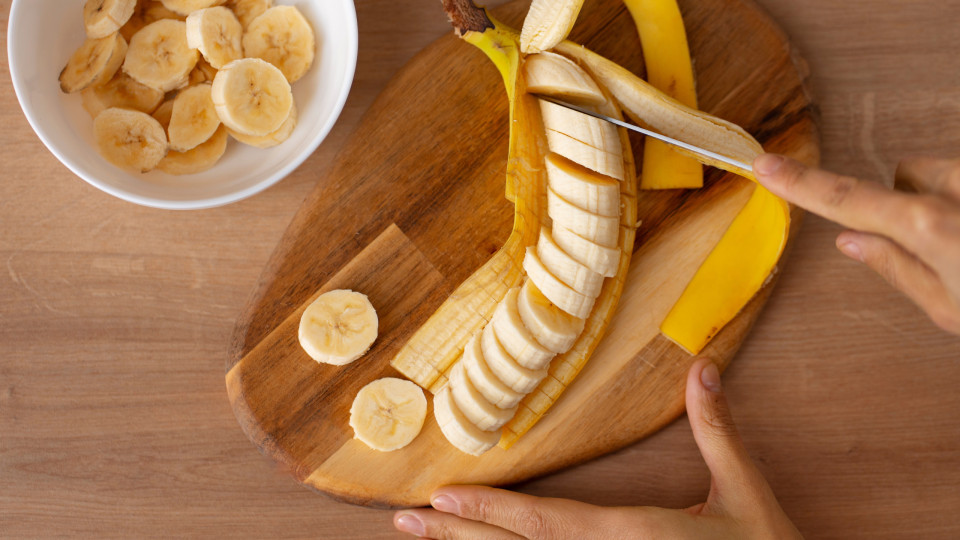 Cozer três bananas ajuda a ter noites de sono de qualidade