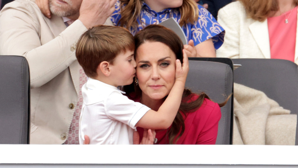 Príncipe Louis é a 'cara chapada' de mãe, Kate. Esta foto é a prova!