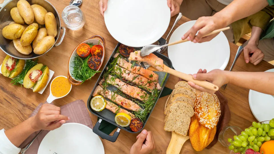 Faça sempre isto depois do jantar, aconselha gastroenterologista