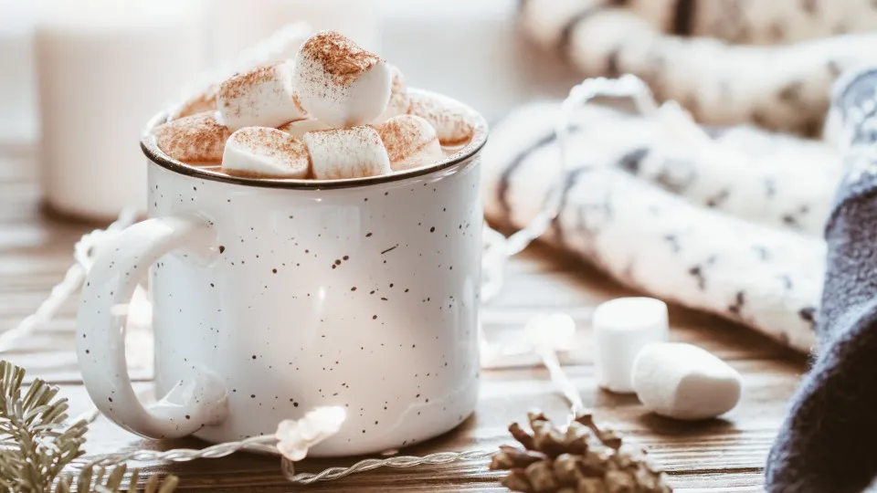 Quer algo quente e doce? Faça um guloso chocolate branco quente 