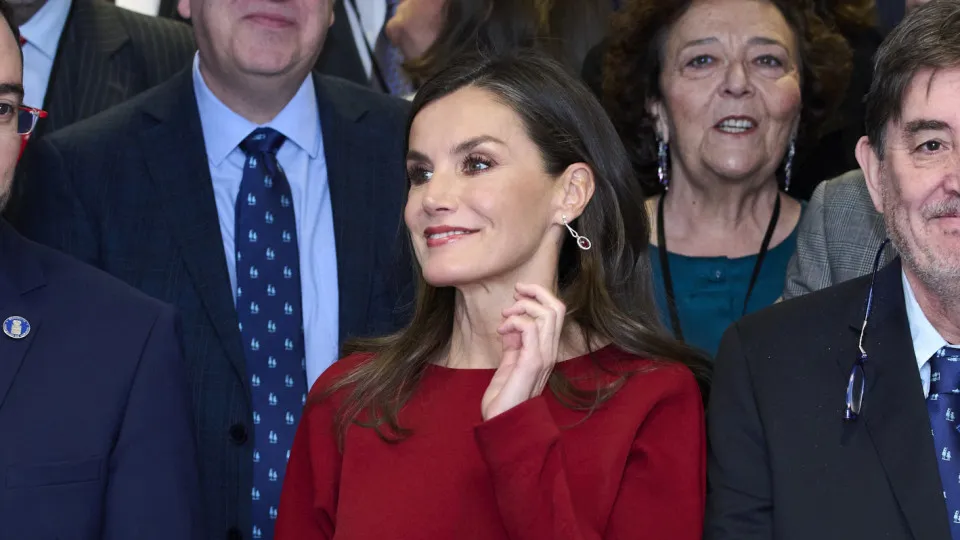 Letizia aposta na 'cor preferida', mas surpreende com escolha de calçado