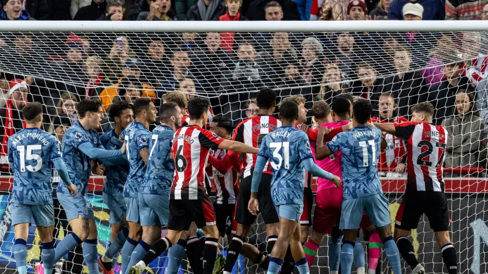 Dois clubes da Premier League sancionados após confusão no relvado