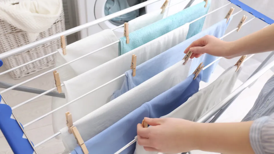 Continua a secar roupa dentro de casa? E conhece os riscos? Devia...