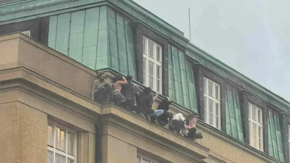 Do atirador no telhado à evacuação. As imagens do tiroteio em Praga