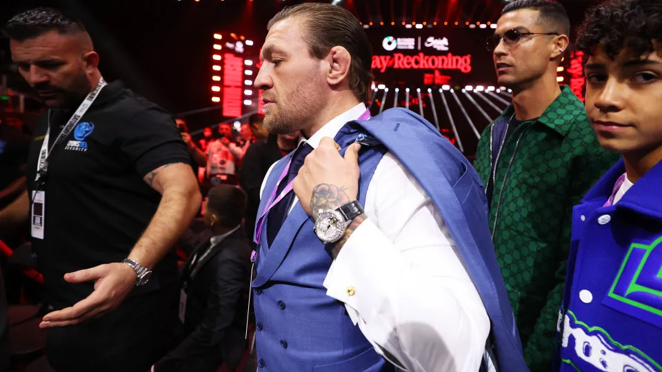 McGregor protagoniza gesto de ouro com lutador que sofreu grave lesão