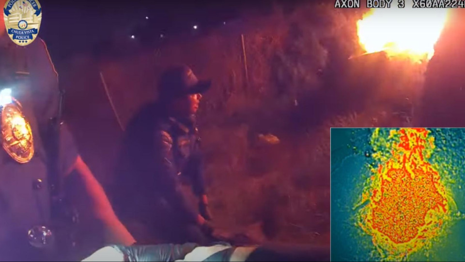 Polícia resgata homem de carro em chamas nos EUA. Imagens dramáticas