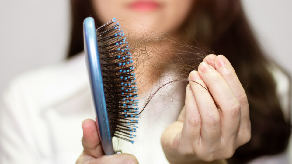 Cabelo em queda livre? A raiz do problema pode estar na...