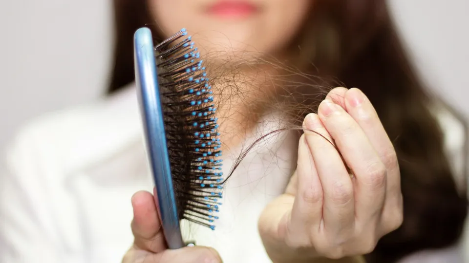 Cabelo em queda livre? A raiz do problema pode estar na...