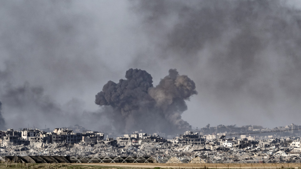 Forças israelitas mantêm ataques no norte e no sul da Faixa de Gaza