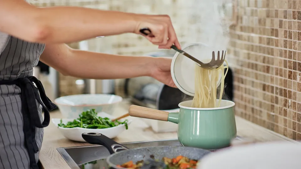 Receita cremosa de esparguete com fiambre, alho francês e cogumelos