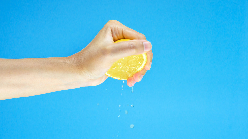 Três coisas que pode limpar com limão (e nem sabia) 