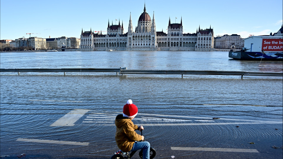 Água do rio Danúbio atinge nível mais alto desde 2013 e inunda Budapeste