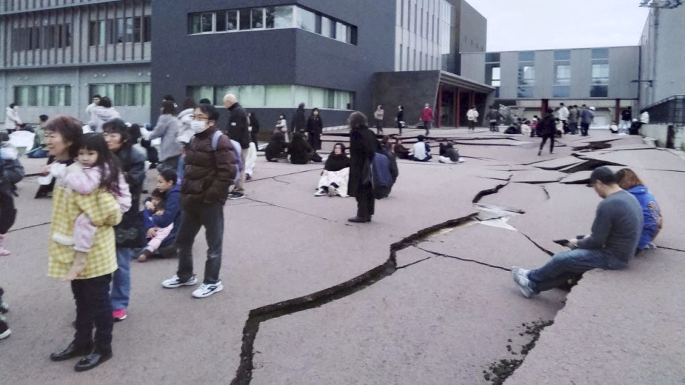 Em alerta. As imagens da destruição do forte sismo que 'sacudiu' o Japão