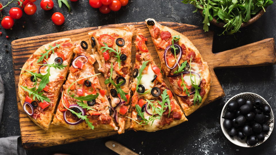 Receita de pizza proteica e 'low carb' com ingredientes surpresa