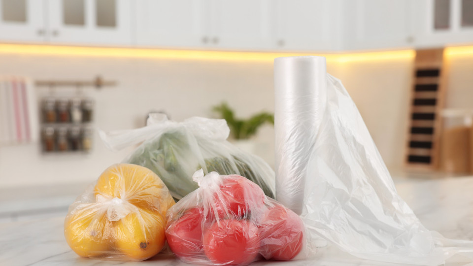 Saco de plástico da fruta ou do pão já podem ser pagos. Saiba quanto