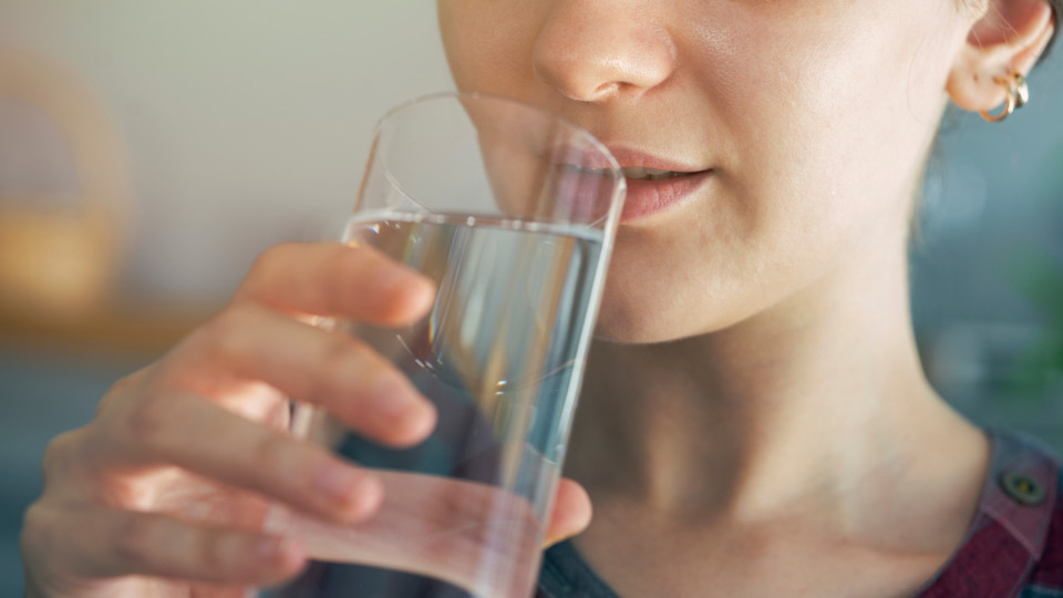 Beber água entre as refeições afeta a digestão? Nutricionista esclarece