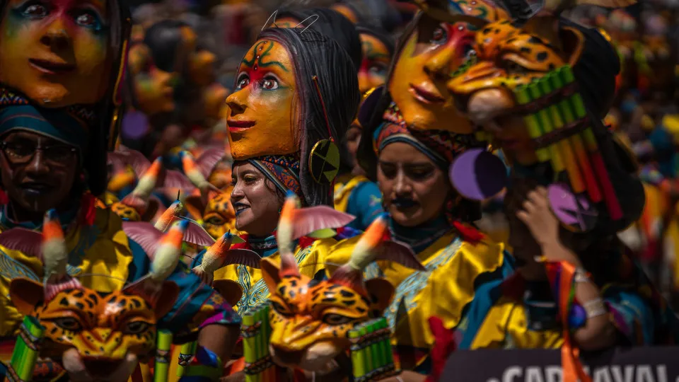 Colombianos celebram o tradicional carnaval de negros e brancos