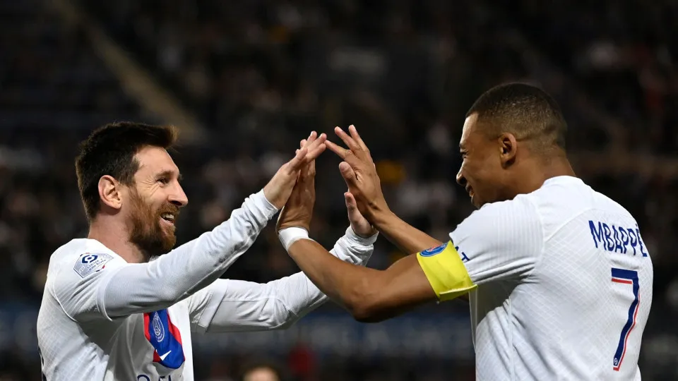 TOPSHOT - Paris Saint-Germain's Argentine forward Lionel Messi celebrates with Paris Saint-Germain's French forward Kylian Mbappe after scoring his team's first goal during the French L1 football match between RC Strasbourg Alsace and Paris Saint-Germain 