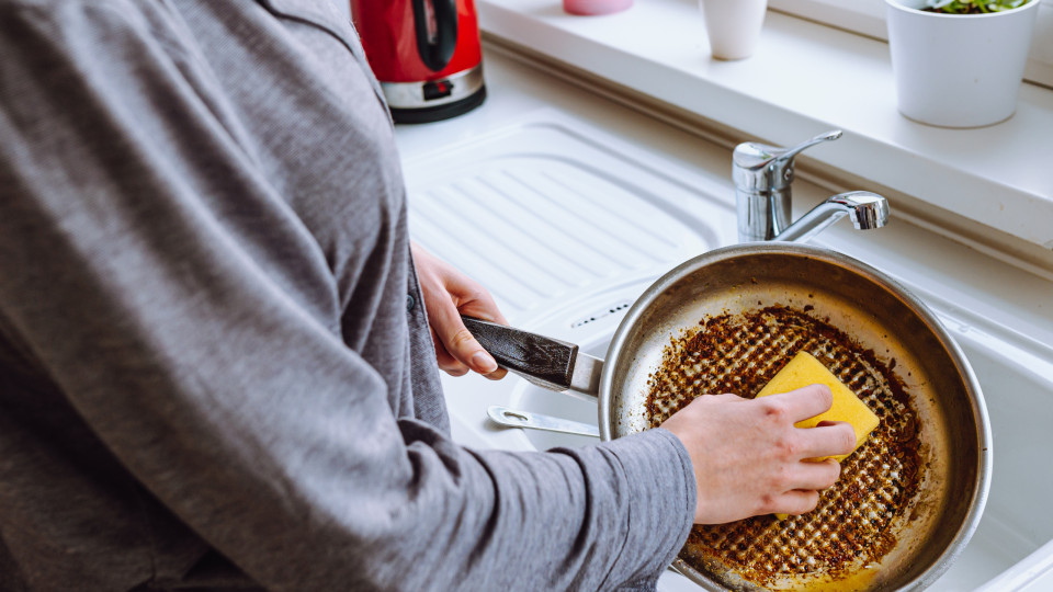 Misturar café, acetona e detergente resolve grande chatice em casa