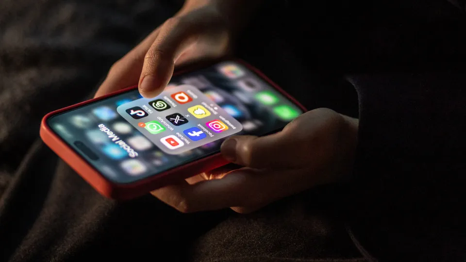 telemóvel, redes sociais, x, facebook, instagram
