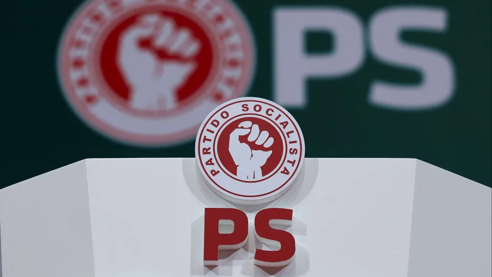 Exames: PS pede ao Governo documentação que suportou as decisões tomadas