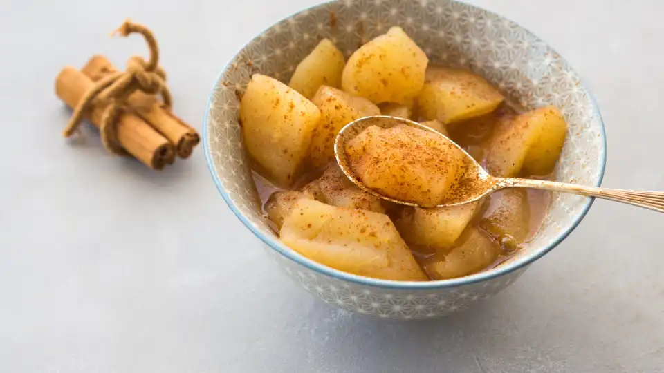 A receita de maçã cozida com canela que não vai conseguir parar de comer